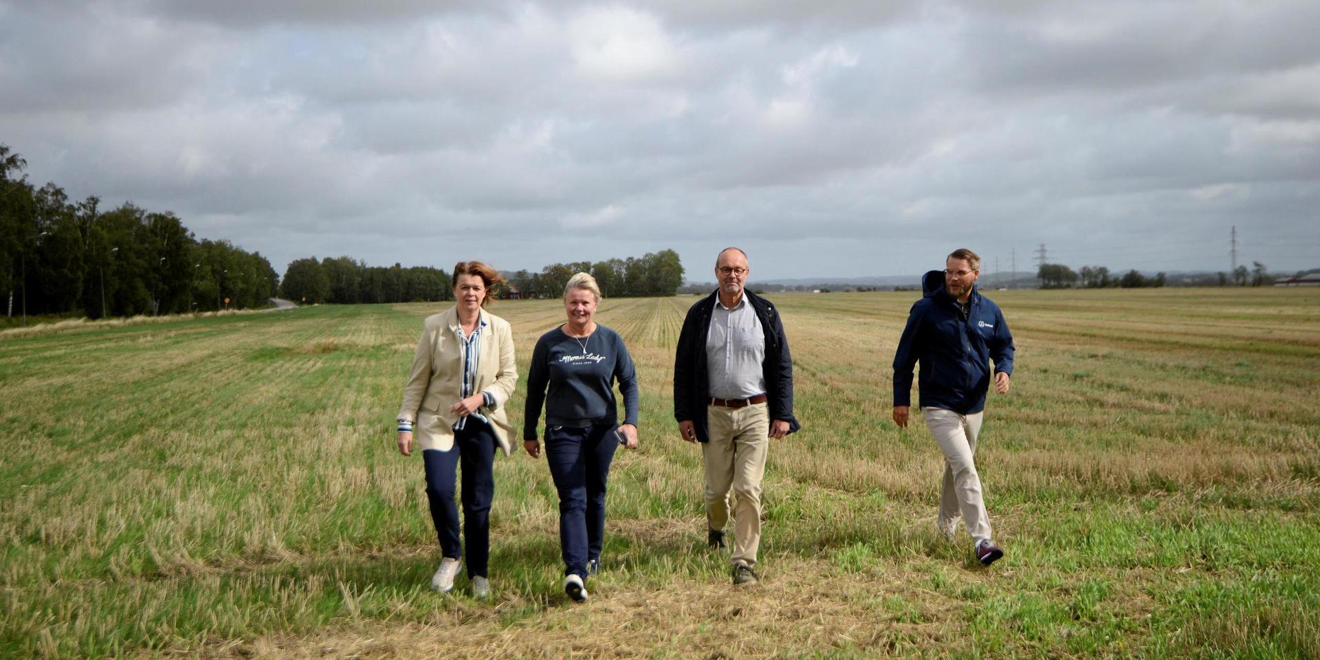 Ninni Gustavsson (M), Anneli Andelén (C), Göran Janko (M), och Per Johansson (C)tycker att Framtid Falkenbergs sätt att utnyttja den nyinköpta marken på nedre Tröingeberg är fel. 