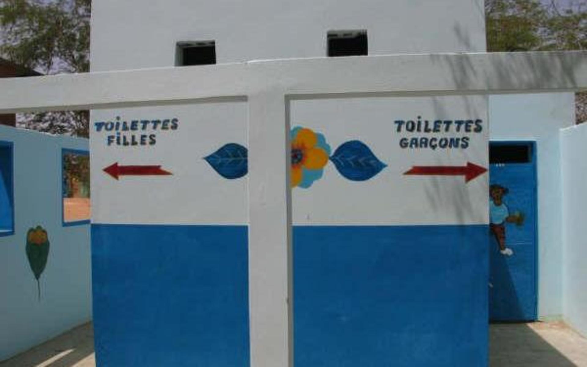 Toaletter, separata för flickor och pojkar, var något av det första som efterfrågades när Erling och Ingri Svenungsson började engagera sig för välgörenhet i Senegal.