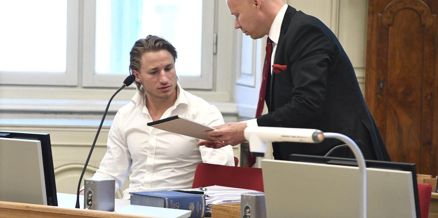 Ishockeyspelaren Jakob Lilja och försvarsadvokaten Mats Tornéus i rättegångssalen i Högsta domstolen.