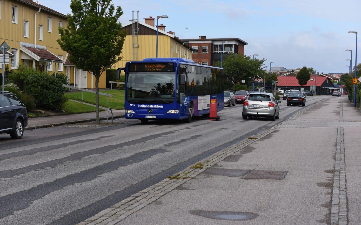 Bussar har haft svårt att ta sig fram längs Almers väg.
