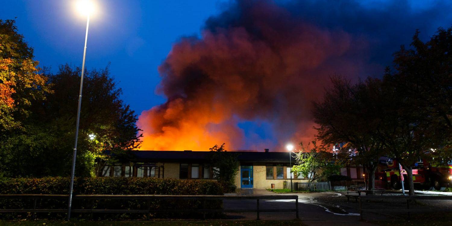 Två unga flickor misstänks för att ha anlagt branden som näst intill totalförstörde Gottsundaskolan i Uppsala.
