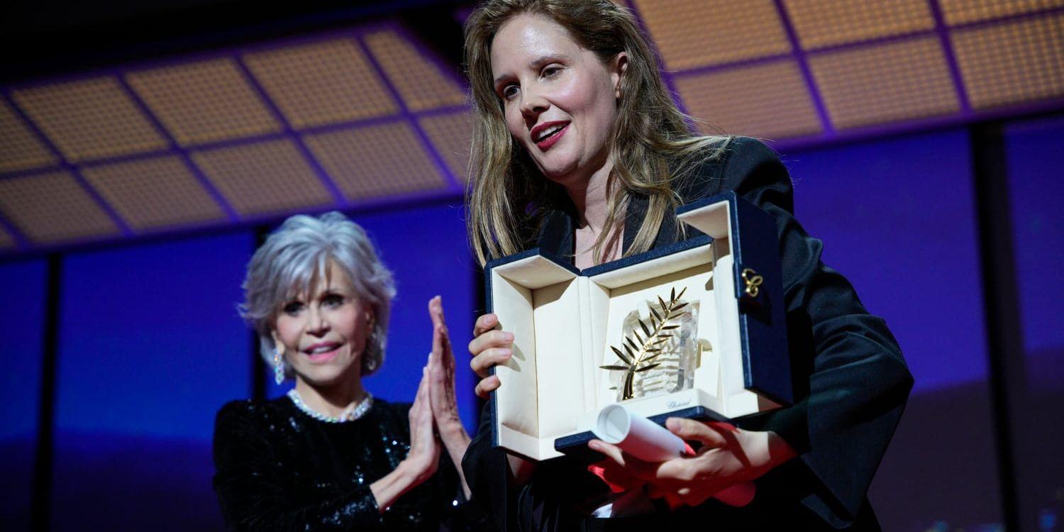 Justine Triet tar emot Guldpalmen av Jane Fonda.