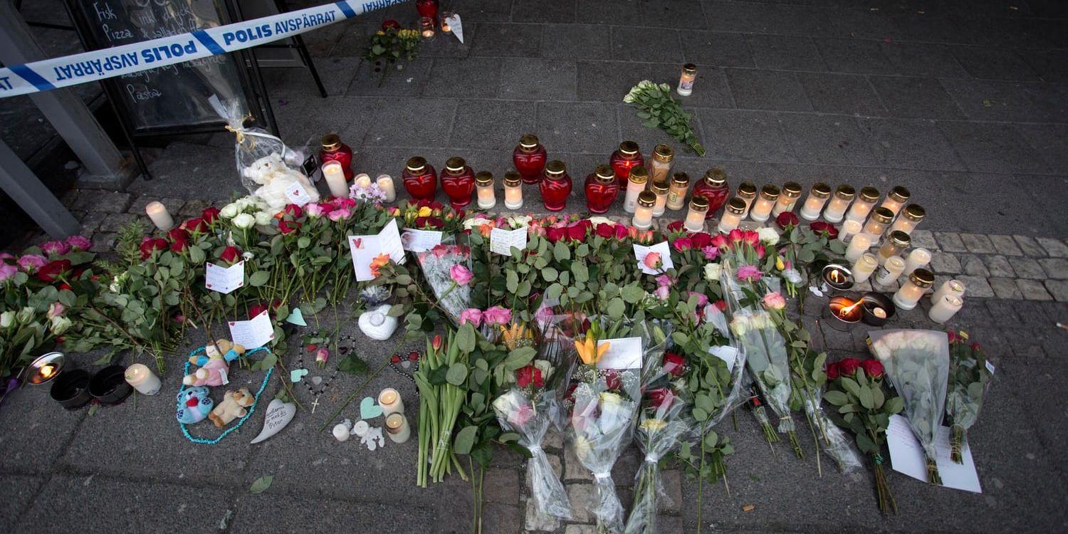 Blommor vid krogen där två män sköts ihjäl i Göteborg i mars 2015. Restaurangen var välbesatt av gäster som tittade på Champions League-fotboll.