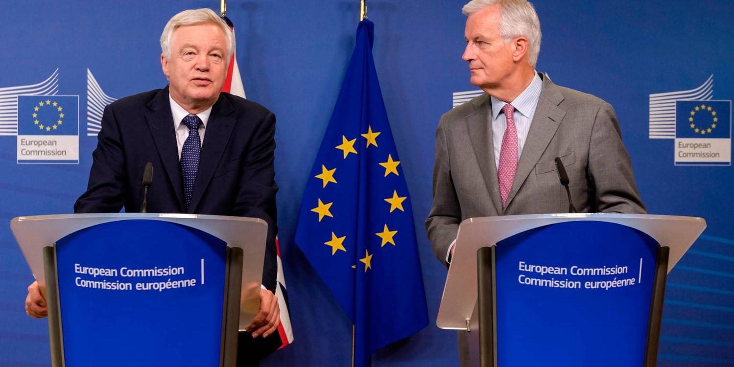 David Davis (vänster) och Michel Barnier på en presskonferens då runda två inleddes i måndags.