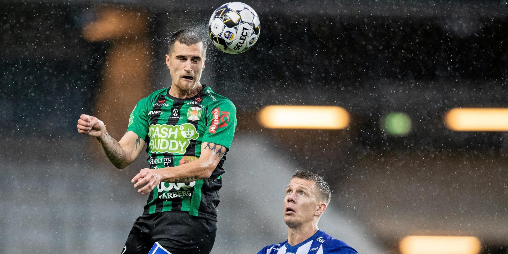 Varbergs Bois Jon Birkfeldt och IFK Göteborgs Pontus Wernbloom under fotbollsmatchen i Allsvenskan mot IFK Göteborg.