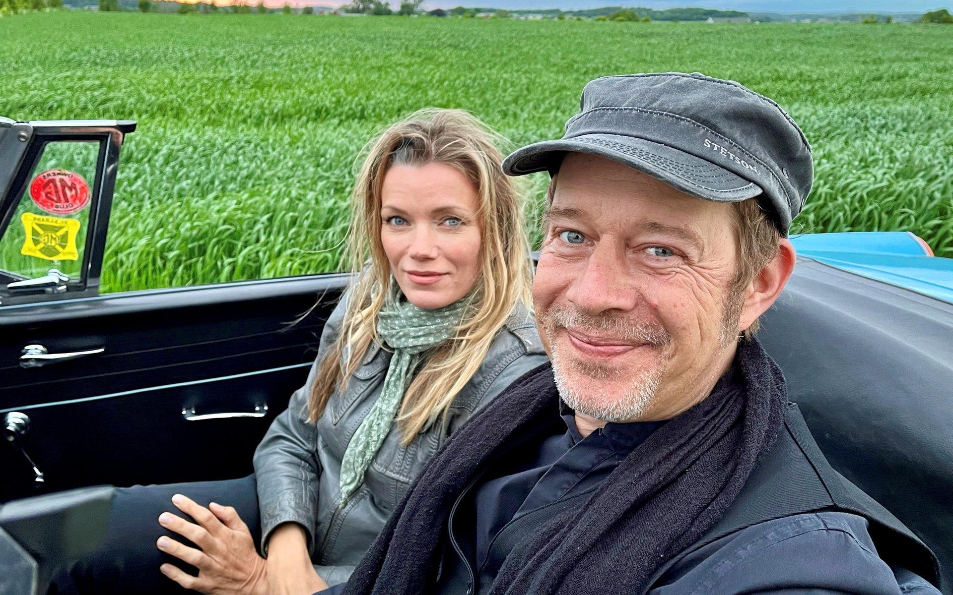 Skådespelaren Marie Måwe och Reine ”Vargen” Johansson i en kunglig MG Roadster veterancabriolet.