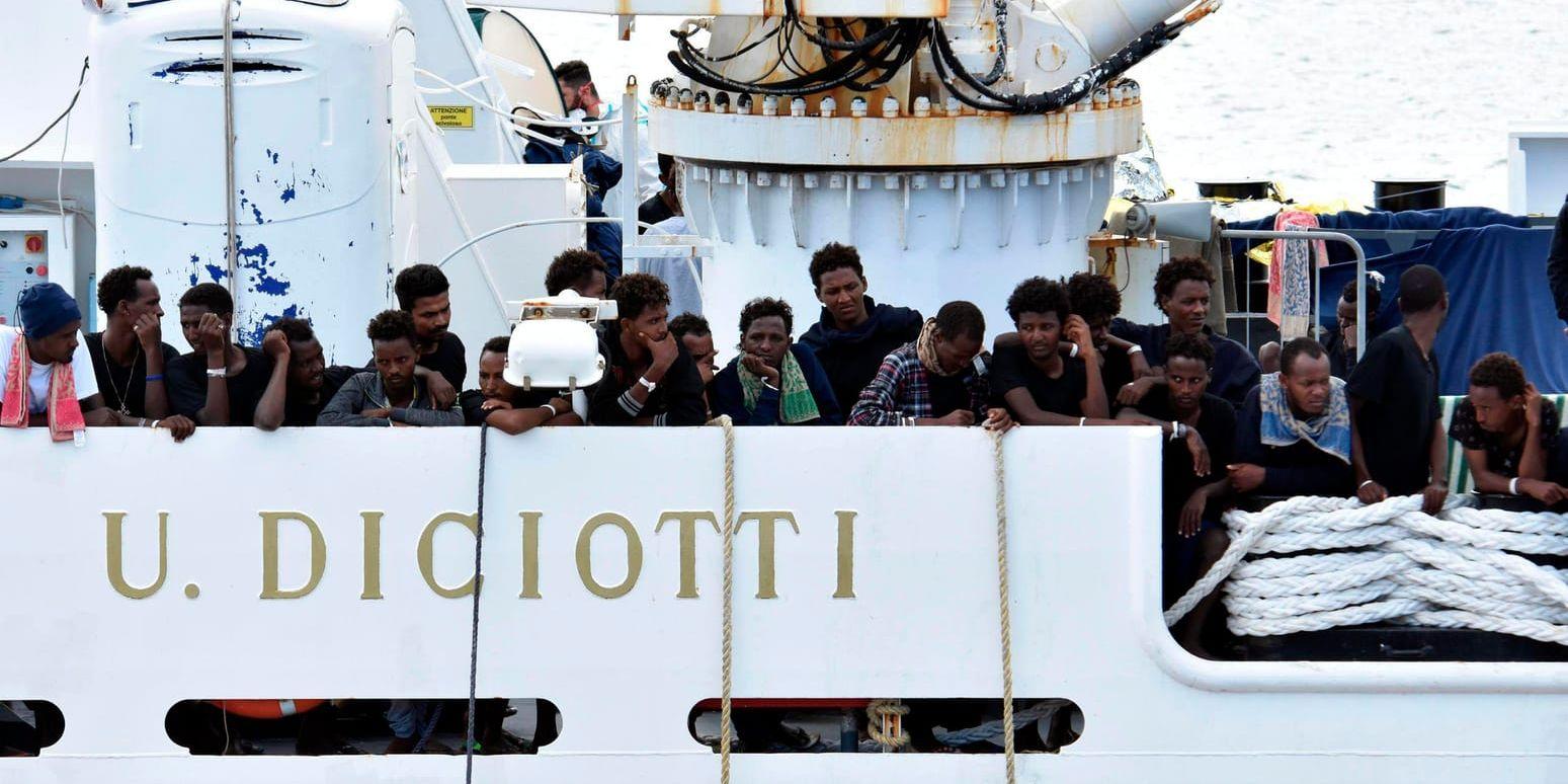 Migranter ombord på det italienska kustbevakningsfartyget Diciotti i hamnen i Catania på fredagen.