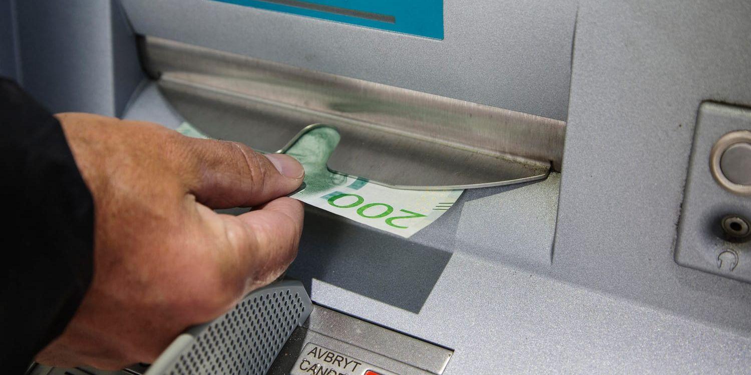Kontantuttag kan komma att avgiftsbeläggas i framtiden, enligt Bankomat AB som ägs av Sveriges storbanker. Arkivbild.