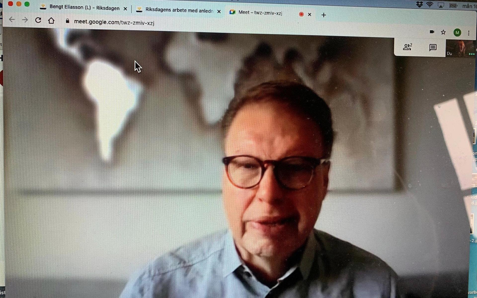 Bengt Eliasson (L) sköter mycket av riksdagsarbetet digitalt. ”Det är erbarmligt tråkigt”, medger han.