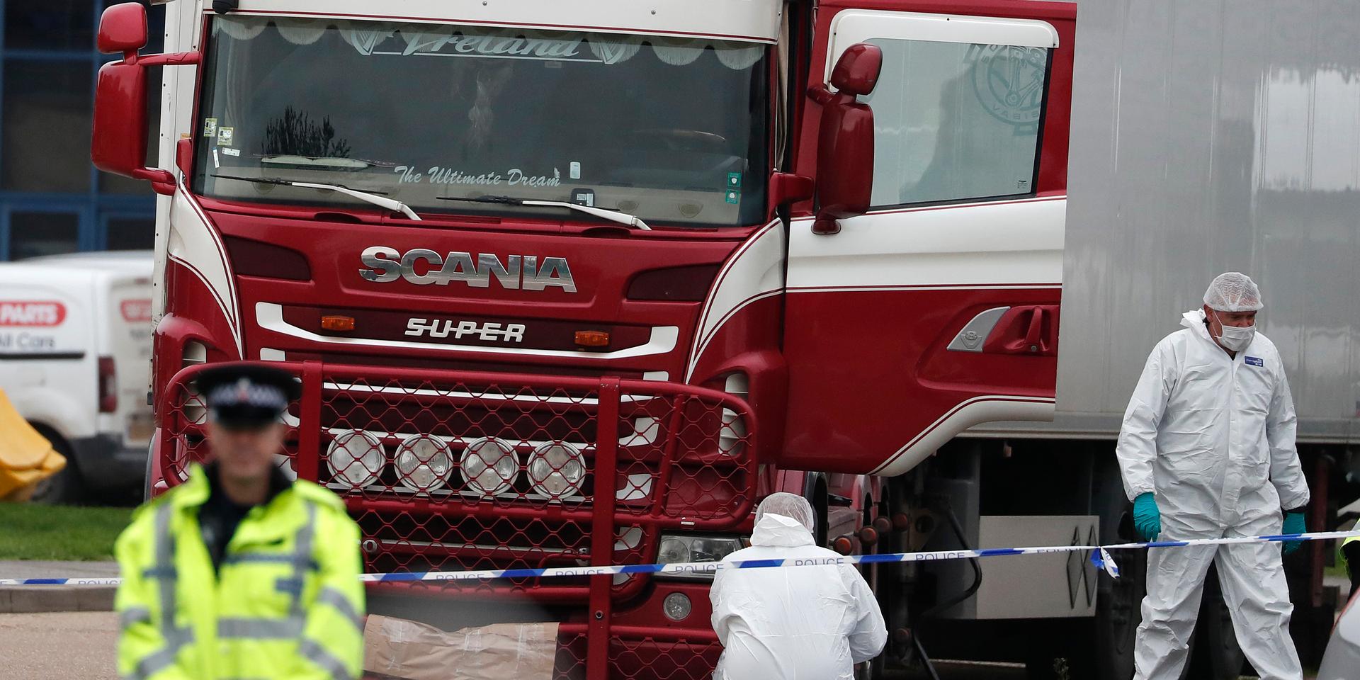 Utredare undersöker lastbilen där 39 människor hittades döda i England i oktober 2019.
