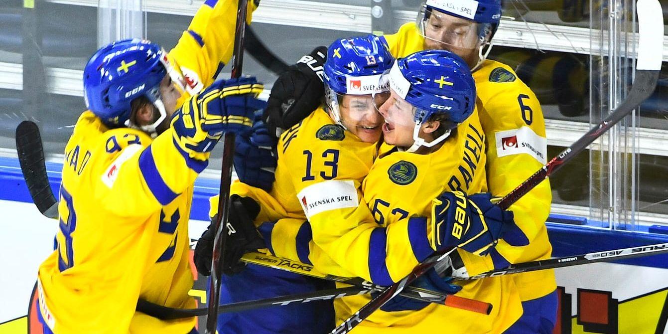 Sveriges Mattias Janmark (13, mitten) klappas om av lagkamrater efter ett av sex mål i semifinalen mot USA. USA gjorde inte ett enda, vilket innebär VM-final för Sverige.