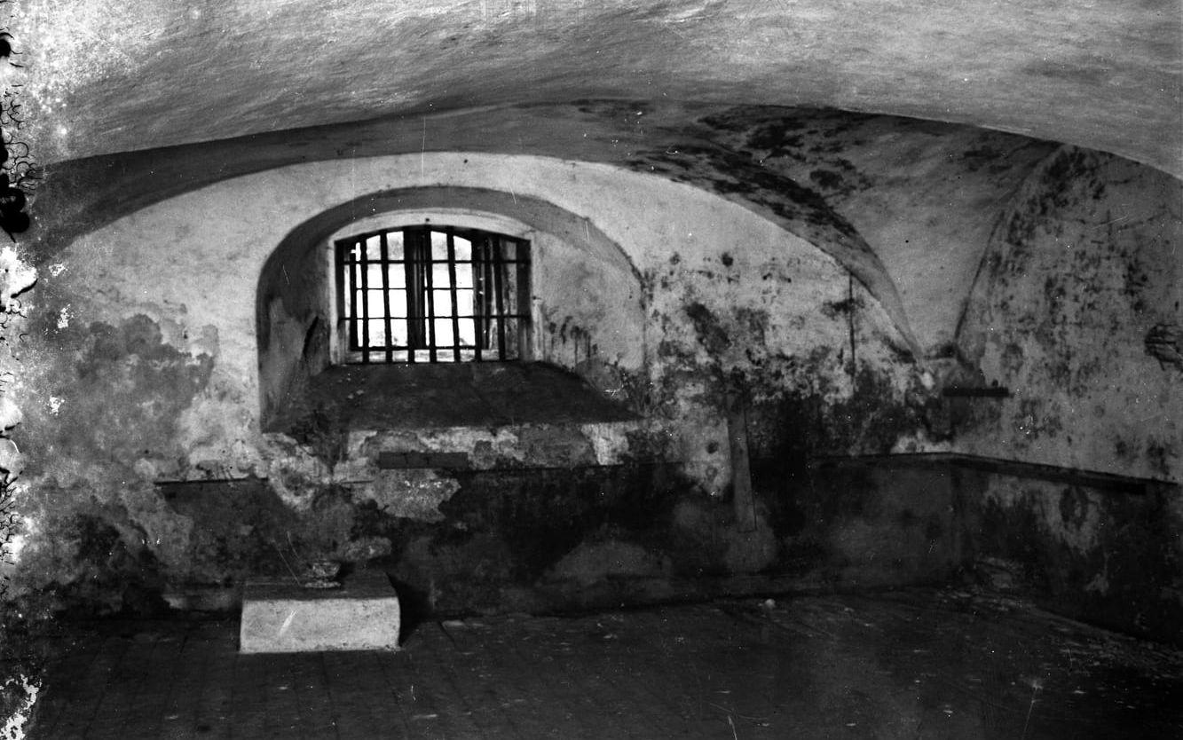 Bilden är tagen 1890 i en sal som kallades Eskils källare. Här satt 30 fångar i det som kallades extra klass, för de som var extra farliga.