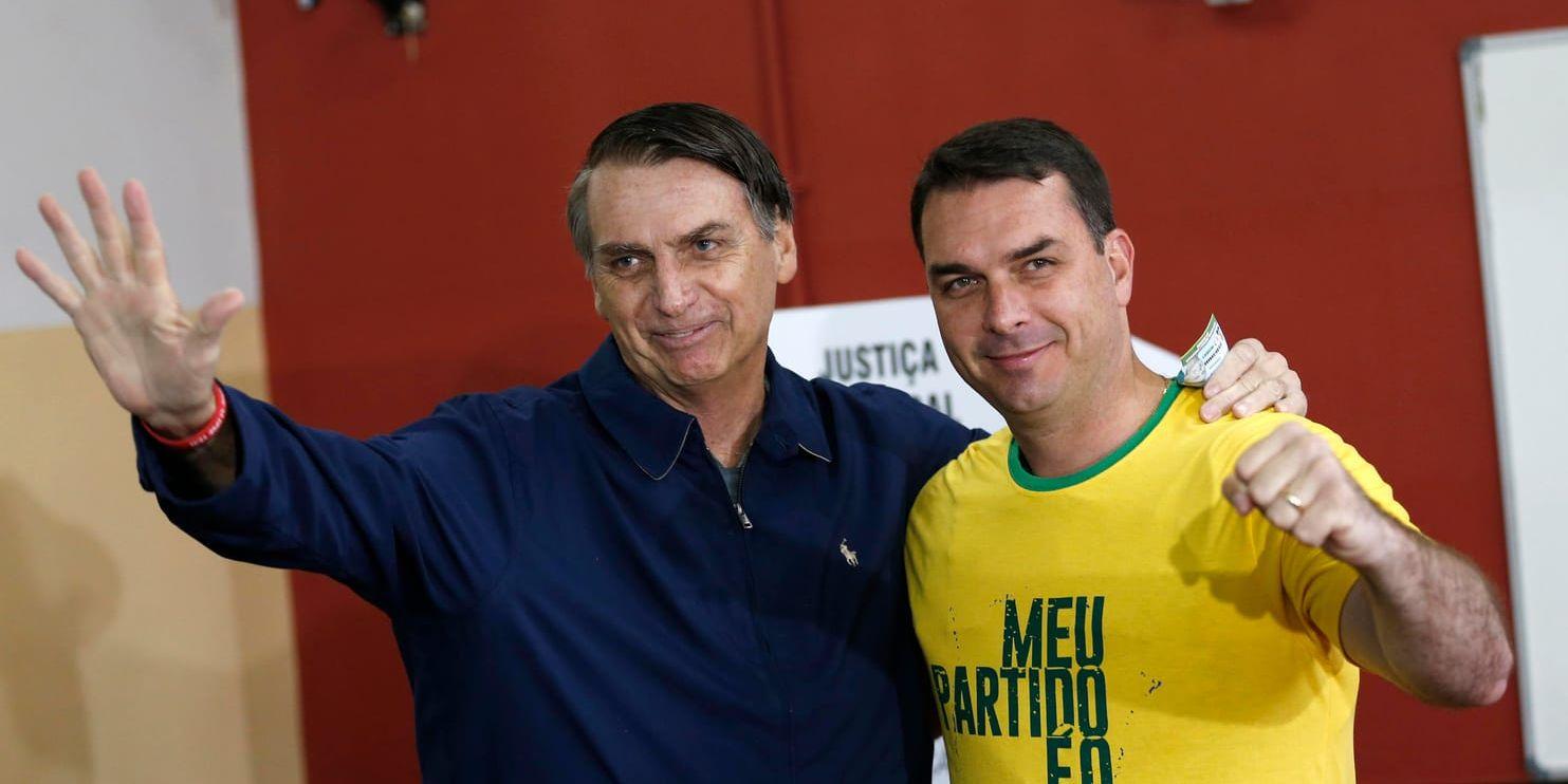 Jair Bolsonaro tillsammans med äldste sonen Flávio. Bilden är från presidentvalskampanjen i oktober 2018.
