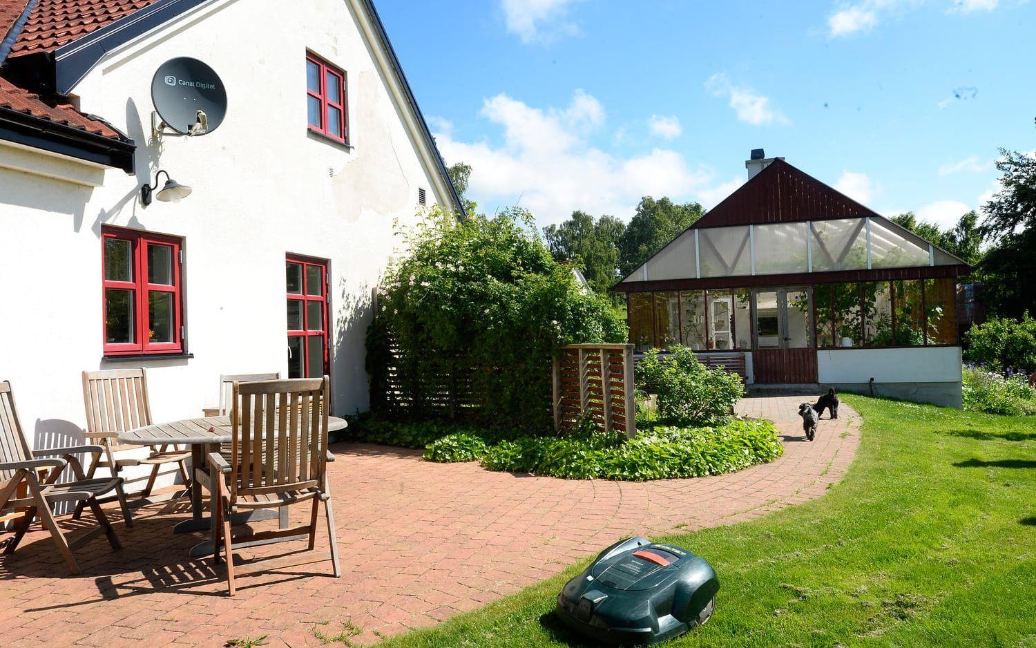 Kärramosse gård har inte bara stall utan också ett väl tilltaget växthus. Foto: Annika Karlbom