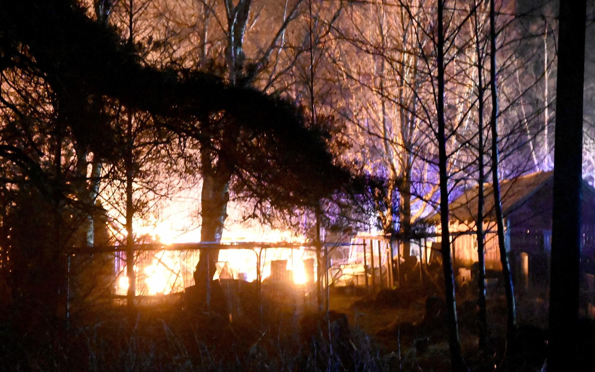 Full utvecklad brand i ett större garage i Nordvära.