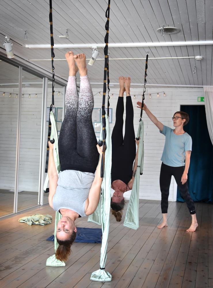 Handtagen används för att till exempel hänga upp och ned. Här hänger Monika Vass och Hanna Nylin. Emma Tejler ger instruktioner.