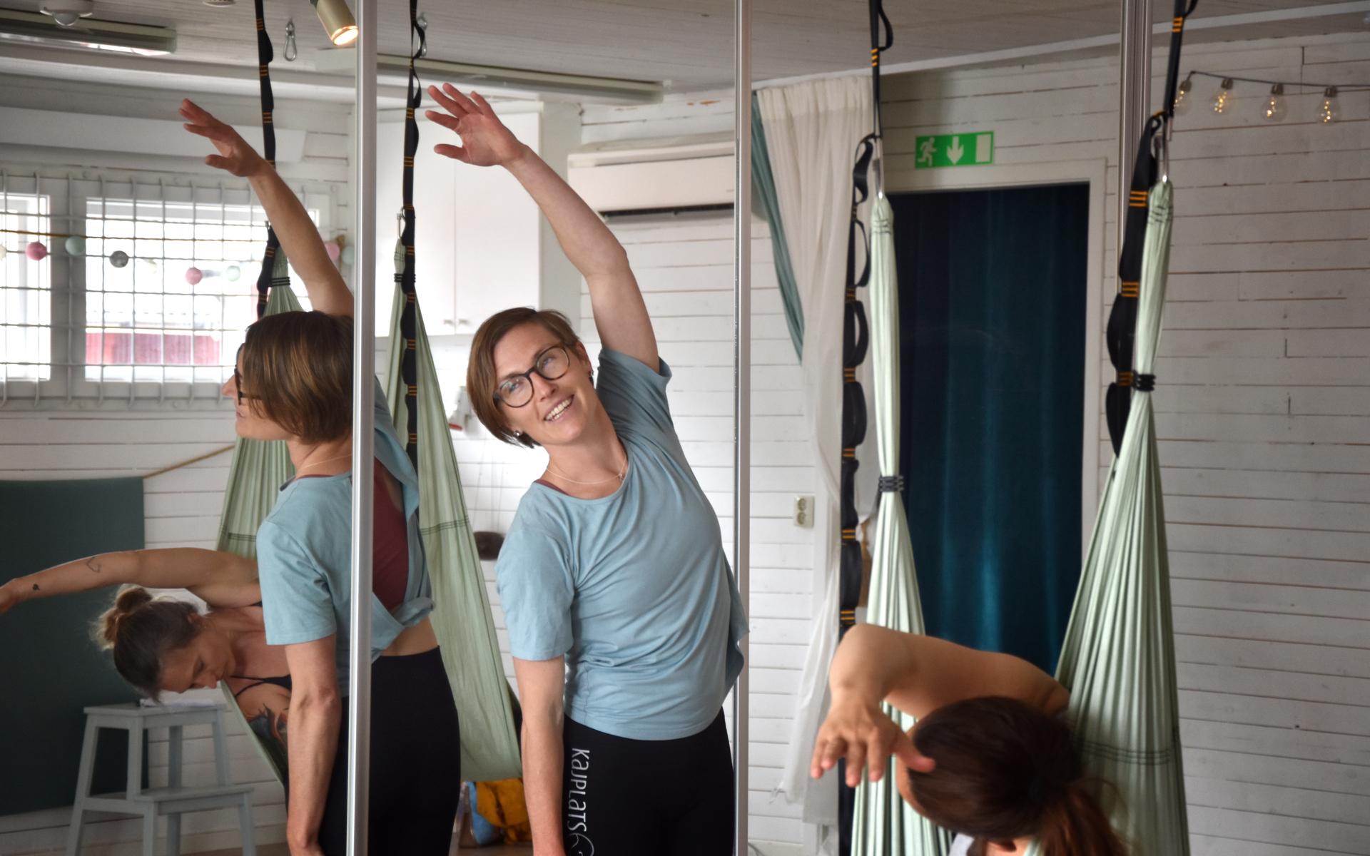 Emma Tejler är instruktör för det flygande yogapasset.