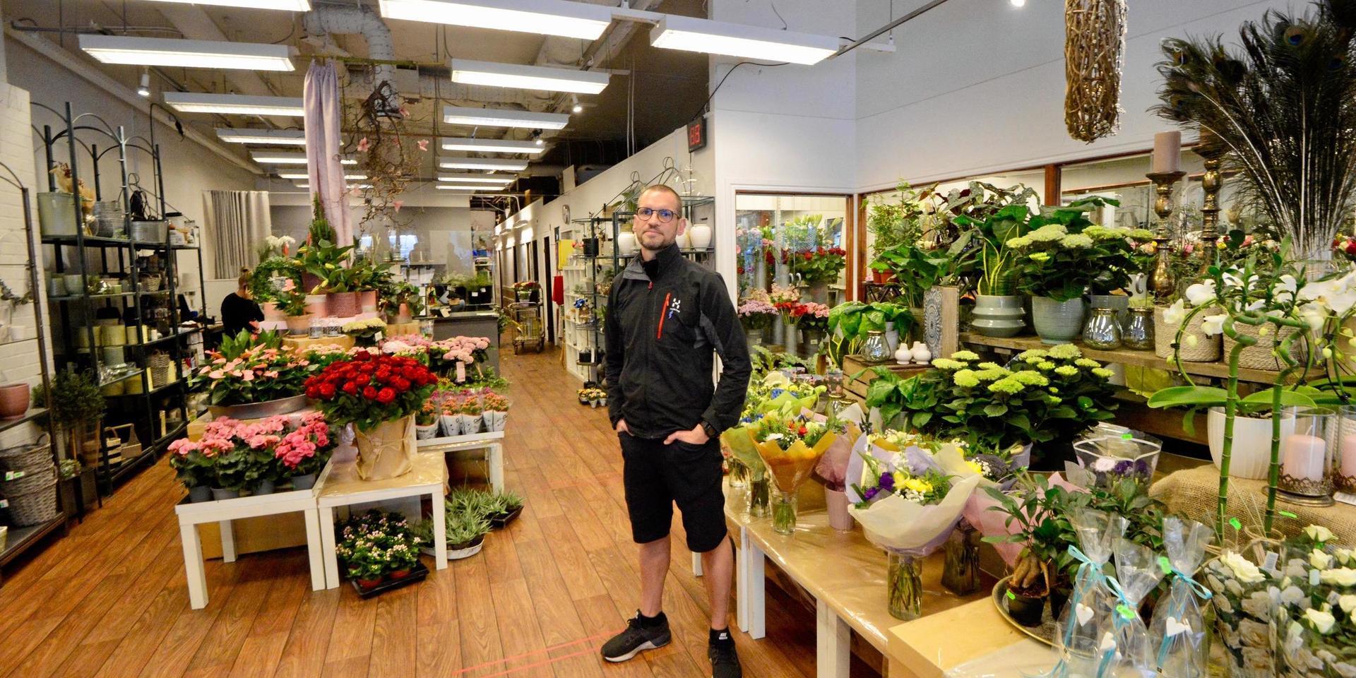 Nicklas Carrefors driver Blomsterbörsen tillsammans med sin bror Peter Carrefors. Nu har de bestämt sig för att stänga butiken i stan och satsa på Hjortsberg. 