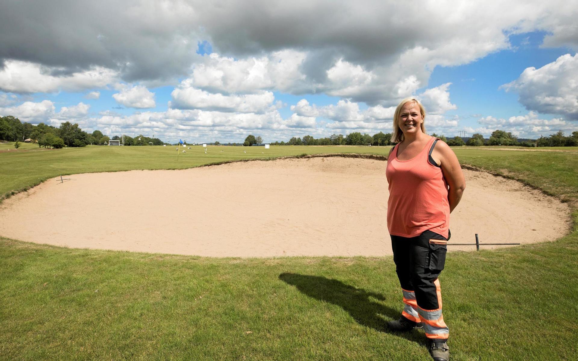 Golf är kul tycker Pia Alexandersson som är banskötare på arbetstid och golfare på fritiden.