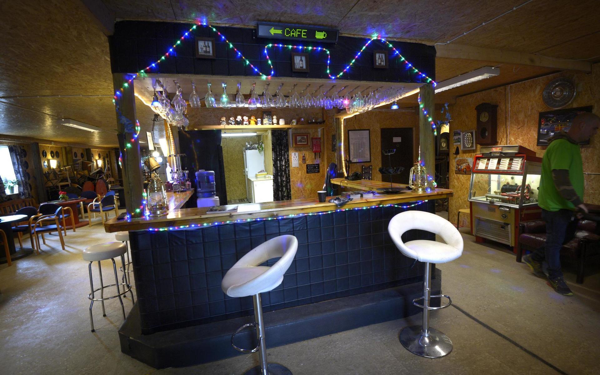 Interiören hos Belis cafe och Nostalgi går i amerikansk stil, och förutom en bardel finns det naturligtvis jukebox, och biljardbord.