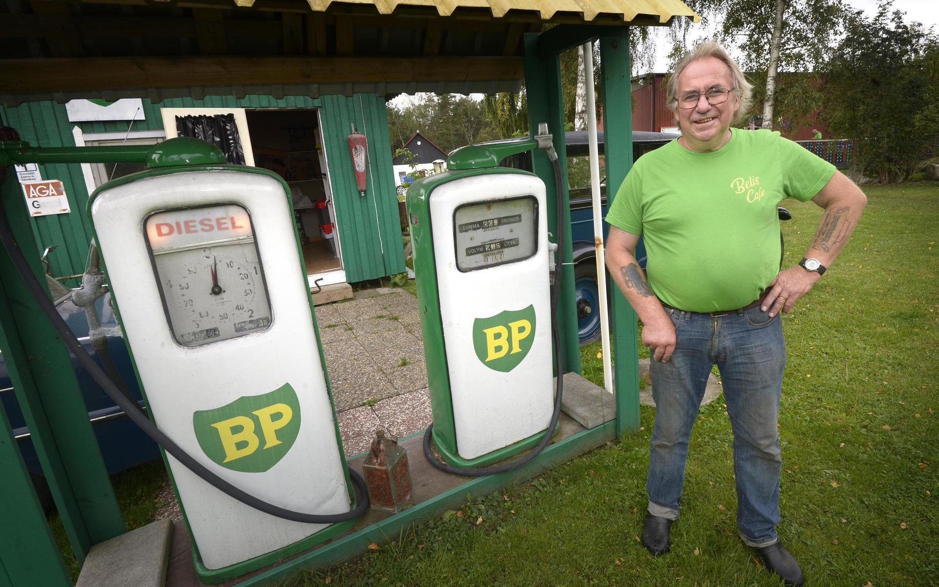 På Belis café &amp; nostalgi tar den sociale bilentusiasten Jan-Åke Richardsson emot vid bensinpumpar från tiden då bensinen kostade 89 öre per liter.