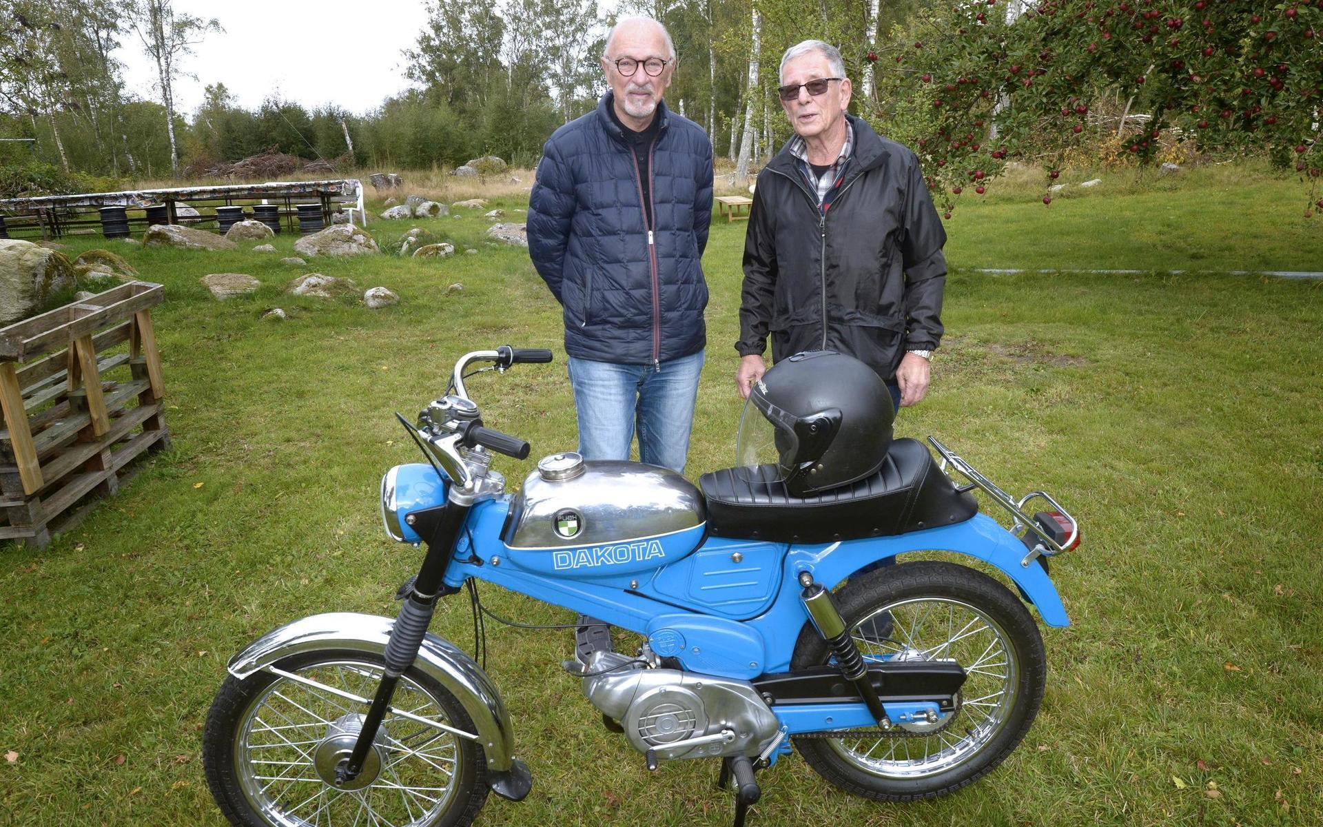 Belis cafe och Nostalgi. Mopedfantasterna Lennart Reimer och Hans Strömberg från Varberg beundrar en Puch Dakota från 1969. Lennar äger 11 mopeder och tre motorcyklar, medan Hans nöjer sig med 6 mopeder.