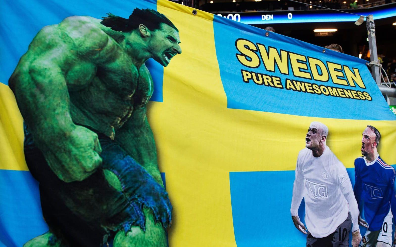Wayne Rooney och Franck Ribéry tittar upp på en svensk superhjälte. Foto: Bildbyrån