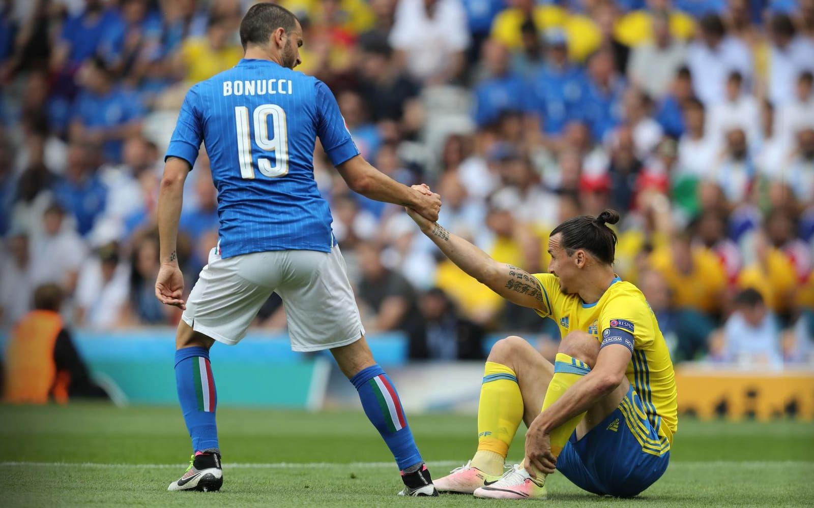 Italien vann med 1–0, efter ett sent mål av Eder. Här får Ibrahimović en hjälpande hand av Leonardo Bonucci.Foto: Bildbyrån