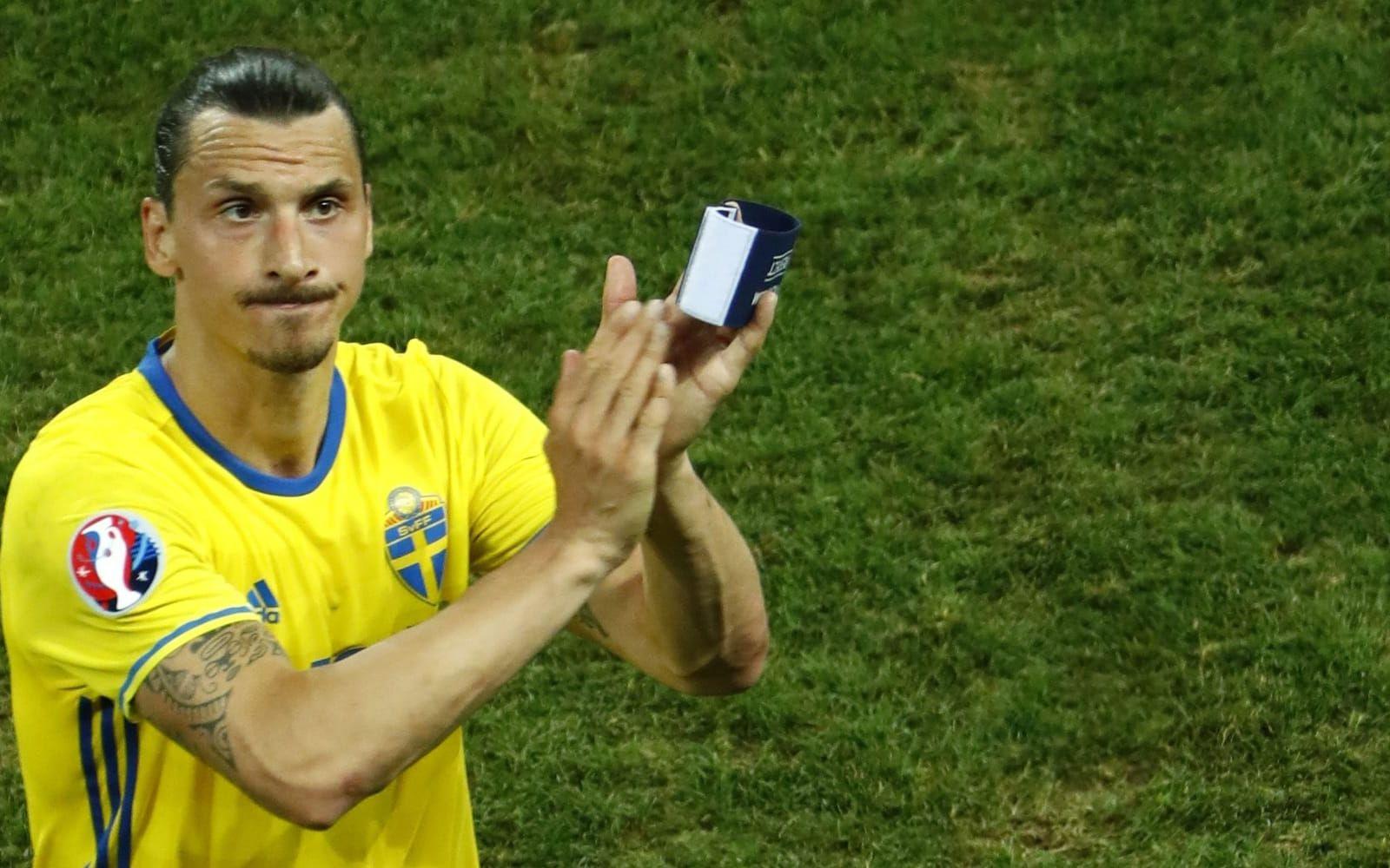 Ett sista tack till de svenska fansen efter 0–1 mot Belgien. Foto: Bildbyrån