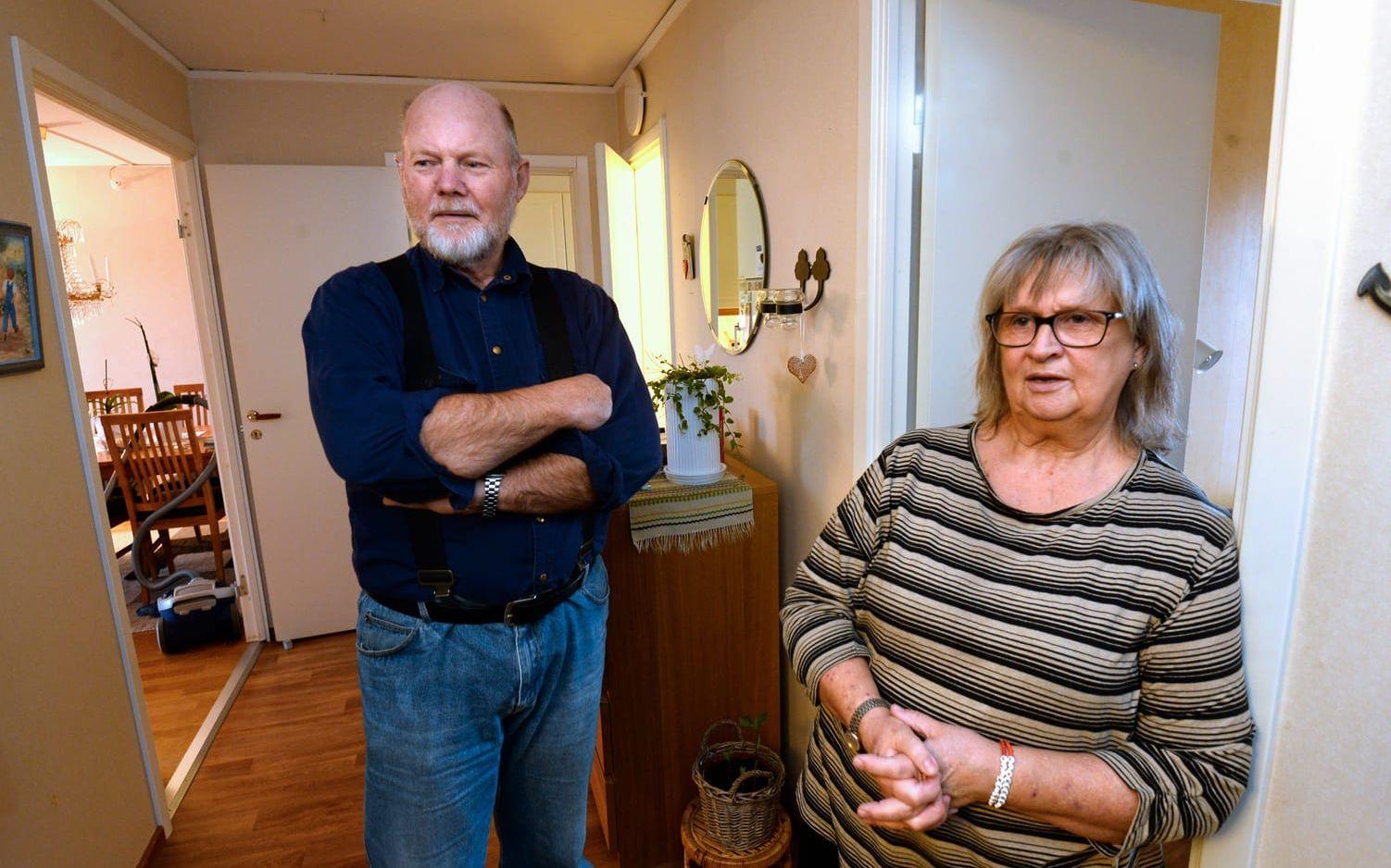 Positiva. Stig-Arne och Margareta Hermansson ska flytta inom ett år och ser fram mot att få en ny bostad. – Men vi tar inte första bästa lägenhet, vi hoppas på att få en på nedre våning. Bild: Annika Karlbom
