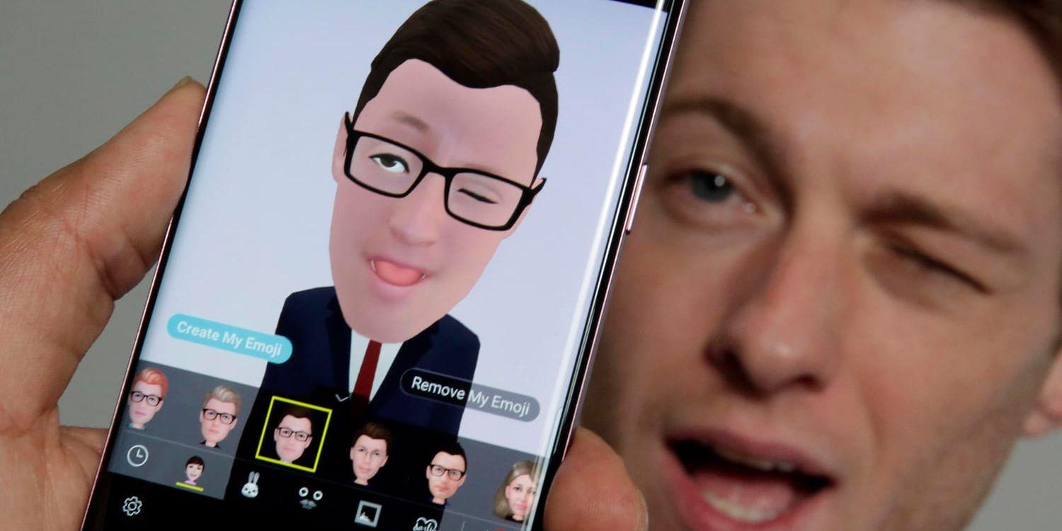 Samsungs Aaron Baker demonstrerar en funktion i bolagets nya telefon som omvandlar en selfie till en emoji.
