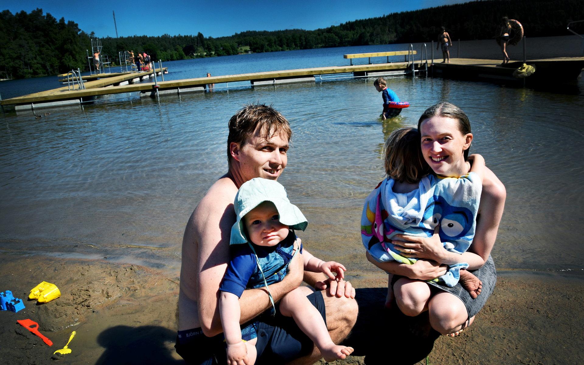 Nyinflyttade David Hörnberg, Emma Gunnarsson och barnen Hedvig, Eskil och Malte (i vattnet) har badat i Skällingesjön tre gånger på en vecka nu.