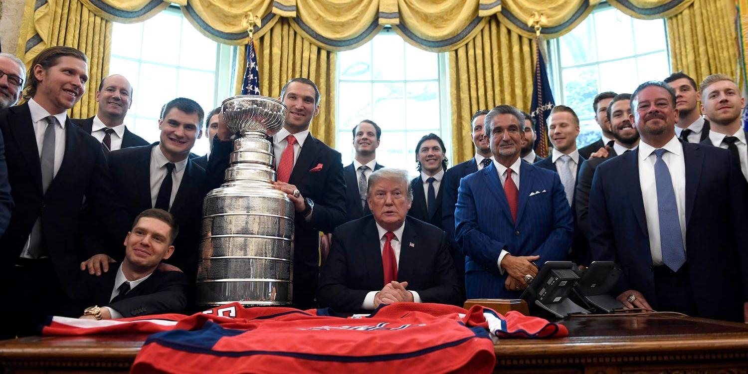 Stanley Cup-mästarna i Washington Capitals visade upp pokalen för USA:s president Donald Trump. Nicklas Bäckström, till vänster, var med till Vita Huset.