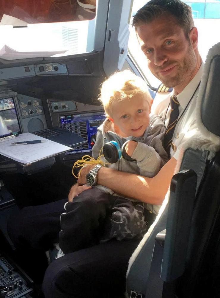 Pappa Niklas med sonen Liam i cockpit.