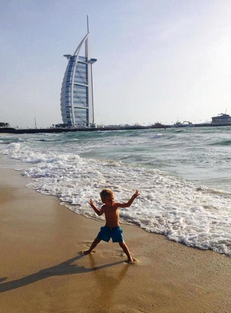 Liam får byta stranden i Dubai till stranden på Skrea.