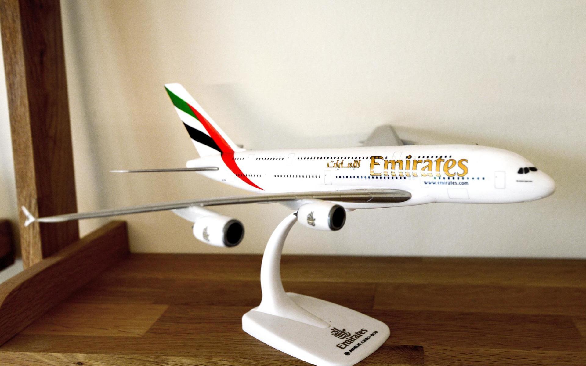 Det står flera modeller av olika flygplan som Niklas Halén flugit genom åren. Här syns värstingen: Airbus A380, världens största flyg.