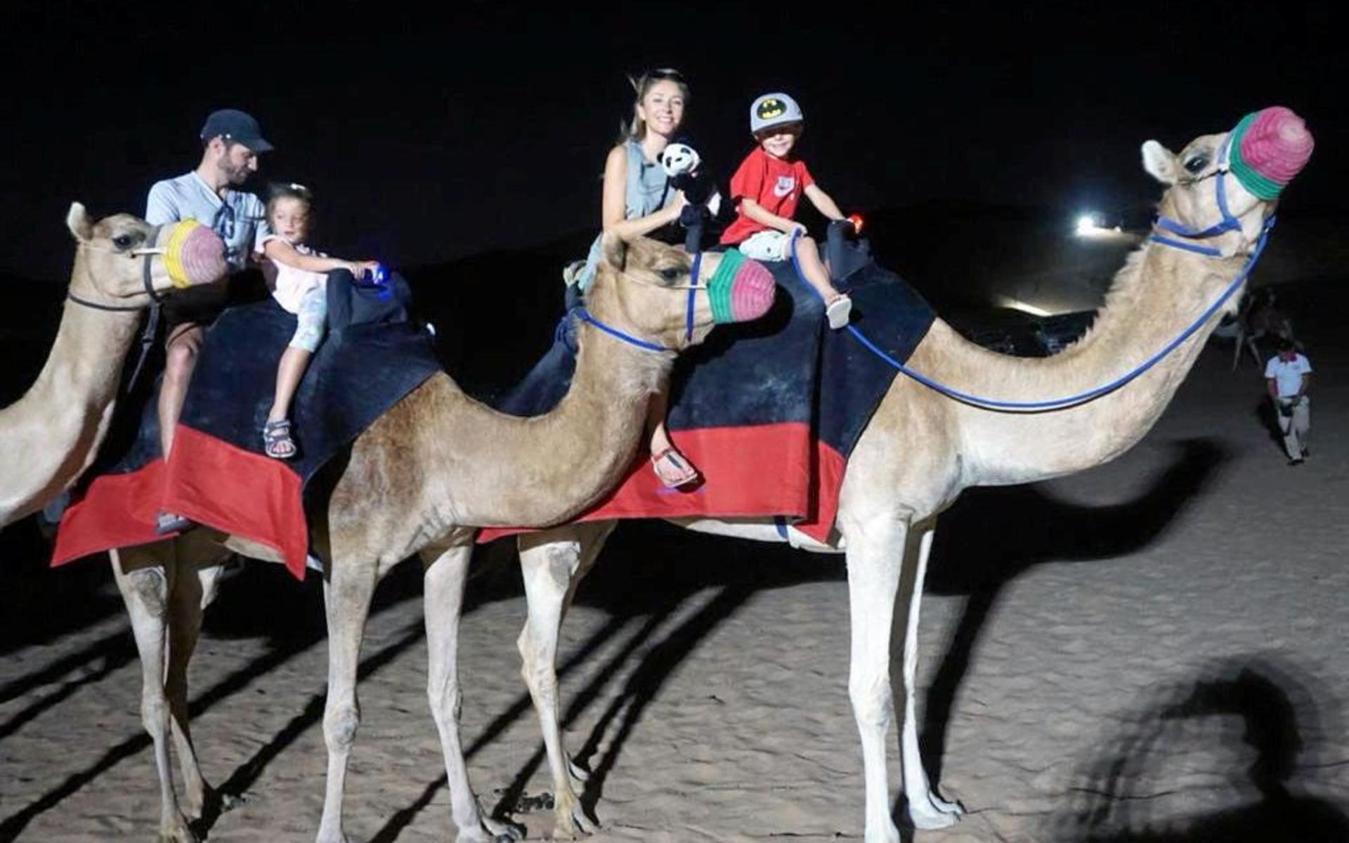 I Dubai fick Niklas, Agata, Maya och Liam bland annat testa på att rida kamel.