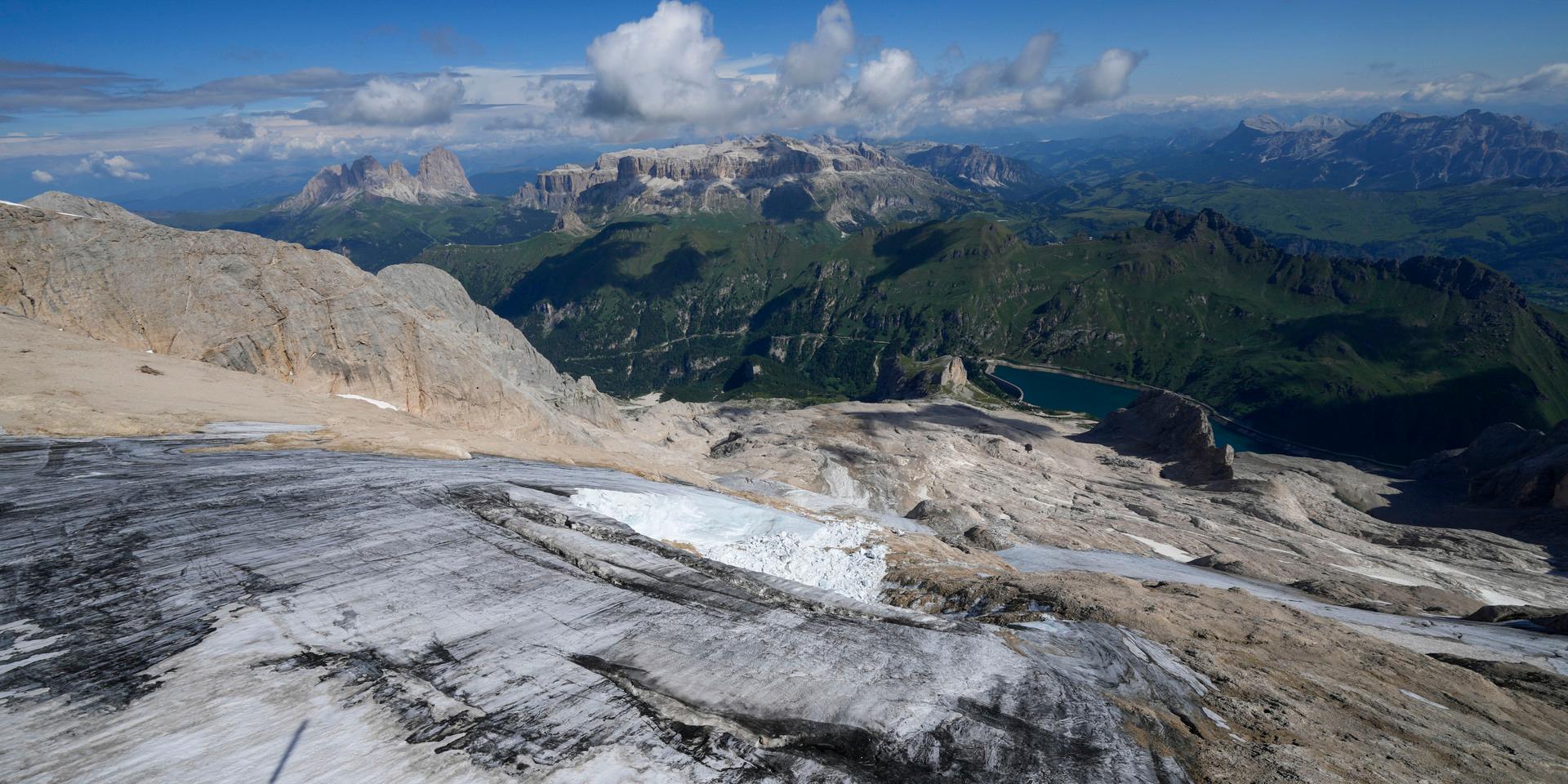 Glaciären Punta Rocca ligger på bergstoppen Marmolada, i Dolomiterna som är del av de italienska Alperna.