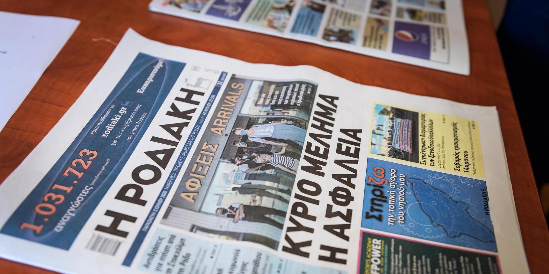 Lokala tidningar på Rhodos har svenska charterresenärerna på förstasidan i fredagens tidning.