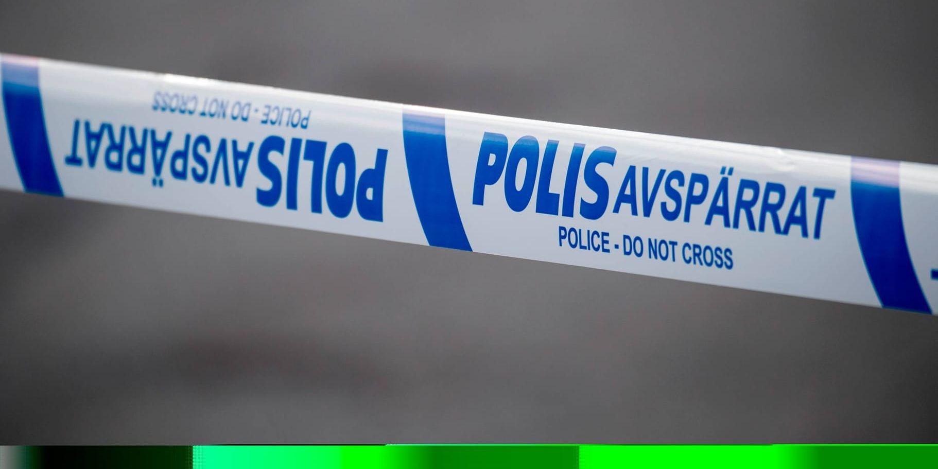 Polisen har spärrat av ett område kring polisstationen i Lund efter att en person dykt upp med ett misstänkt föremål under sin bil. Arkivbild.