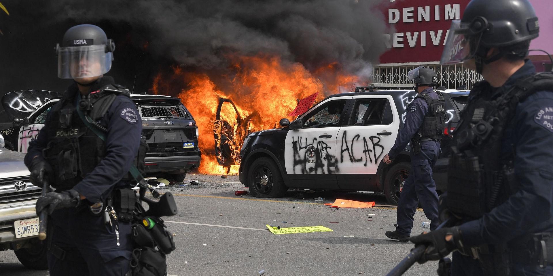 Polis vid en brinnande bil i Los Angeles.