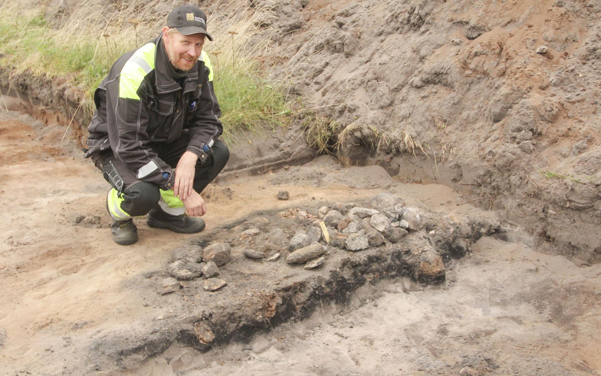 Eldstad under ängen. Det är här en ganska vanlig lämningstyp från bronsåldern. Arkeolog Ola Kadefors försöker hitta djurrester. Fiskben är omöjliga att finna. Surheten i jorden är inte gjord för det. Jorden sållas för att få en indikation på vad som finns.