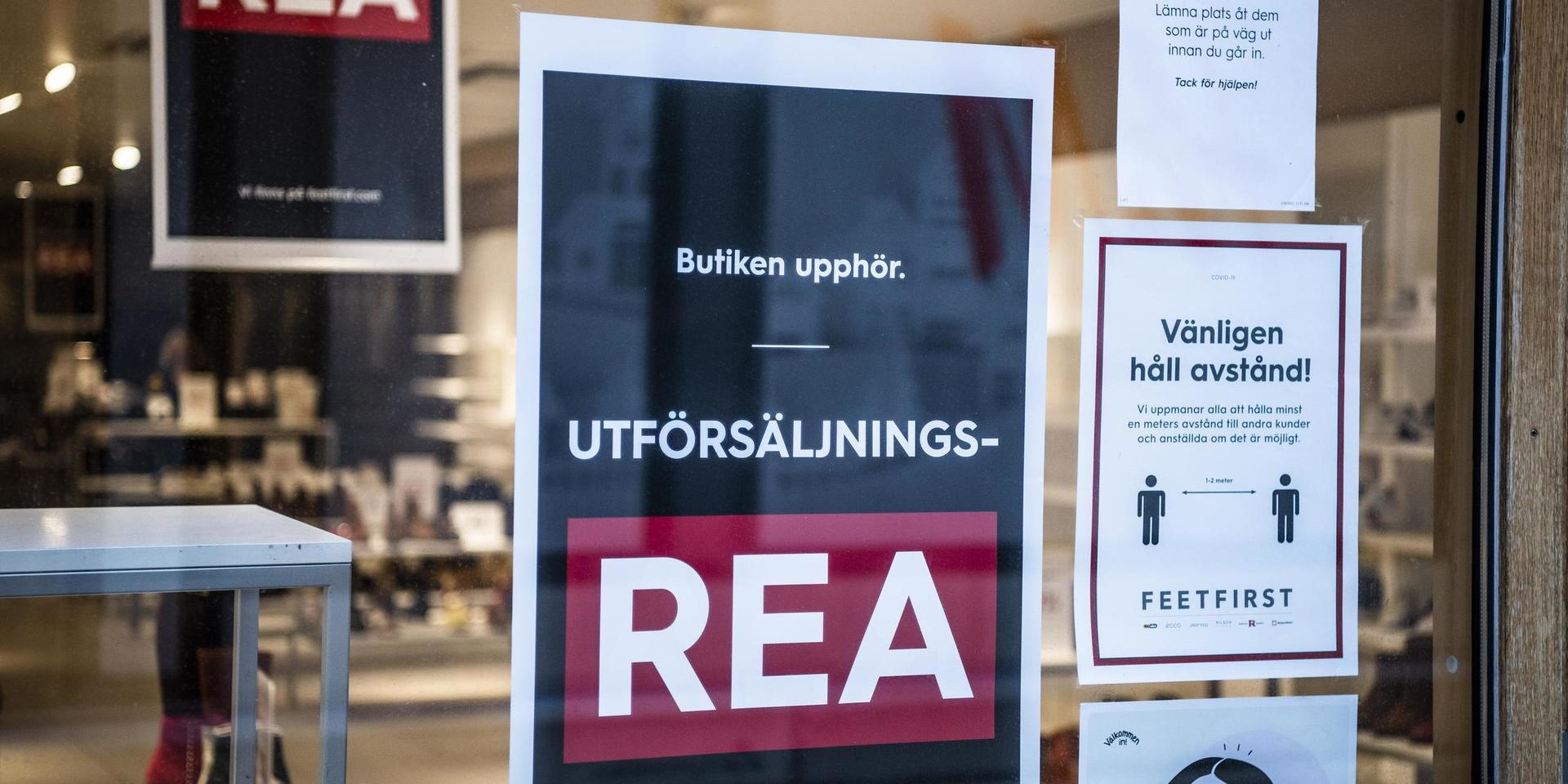 Bristande lönsamhet tvingar Nilson Group att stänga ett 50-tal butiker i landet. Skobutiken Nilson shoes på Kungsgatan i Göteborg har redan stäng, liksom en rad andra, bland annat den på Drottninggatan i Varberg.