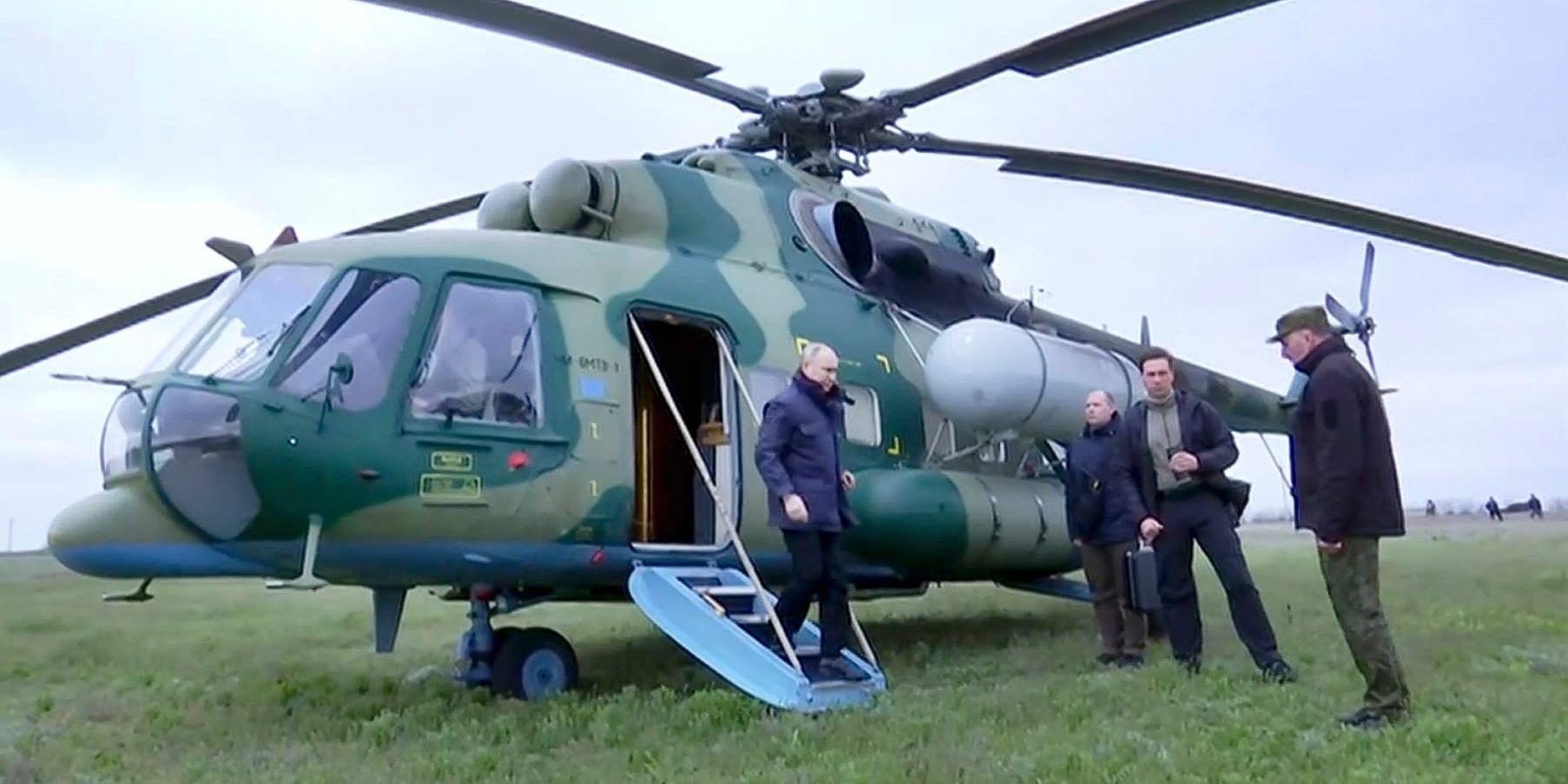 Vladimir Putin kliver ut från en helikopter på okänd plats. Bilden är tagen från de filmklipp som sprids från Kreml och statliga ryska medier och som sägs visa ett besök i Ukraina.
