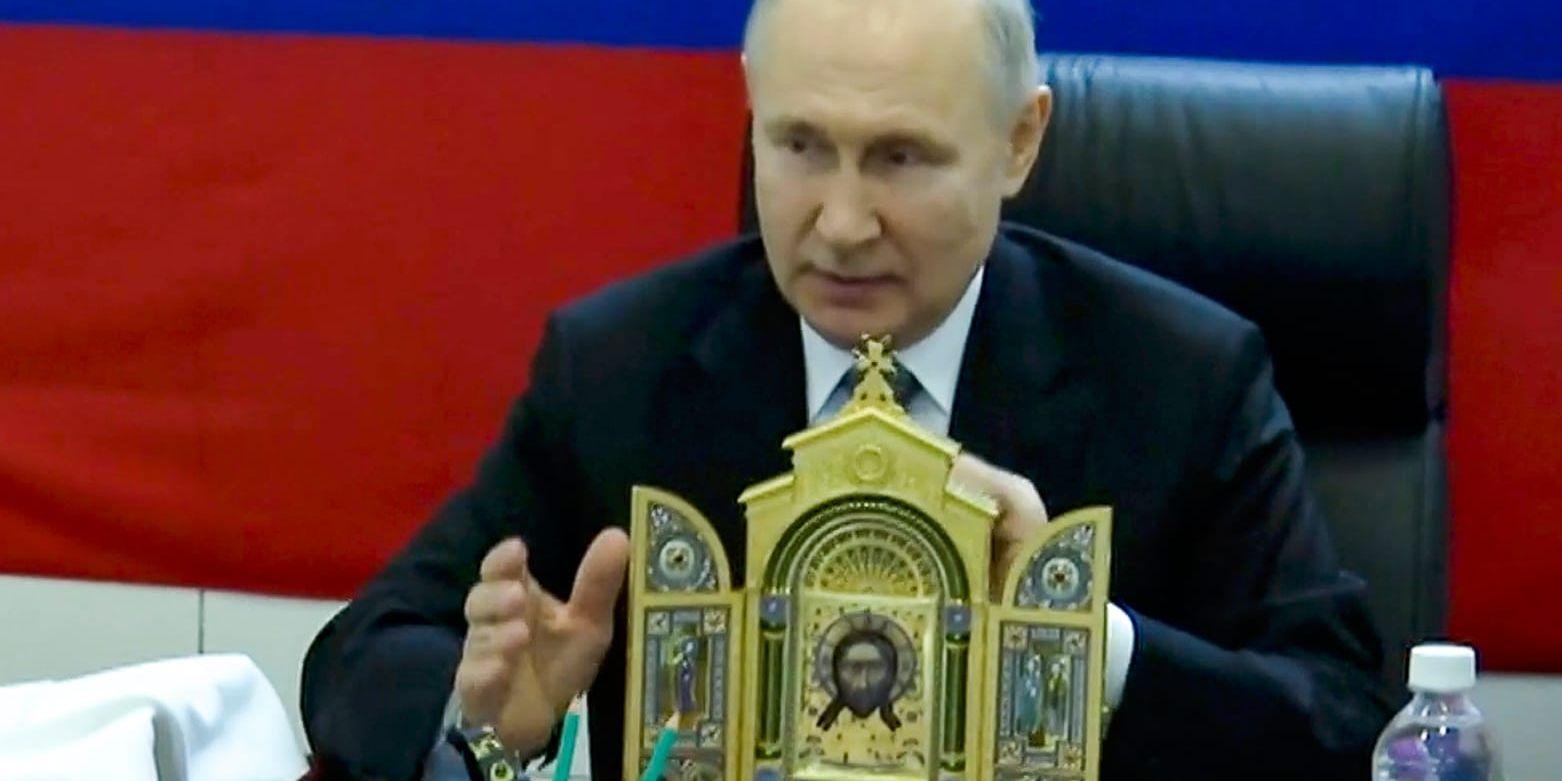 Vladimir Putin lämnade över helgonbilder till ryska befälhavare på okänd plats som sägs vara i Ukraina. Bilden är tagen från de filmklipp som sprids från Kreml och statliga ryska medier.
