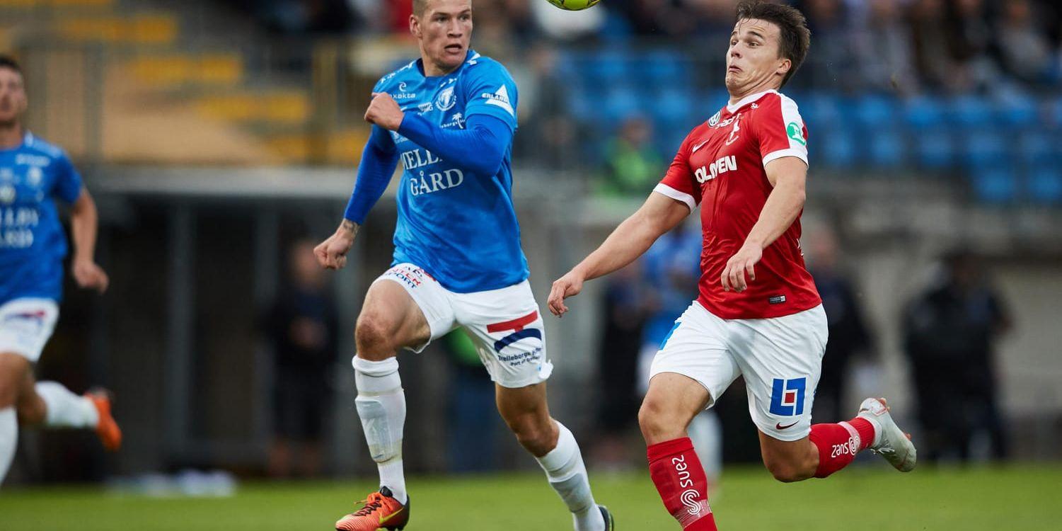 IFK Norrköpings David Moberg Karlsson, höger, i duell med Trelleborgs Isak Jönsson.
