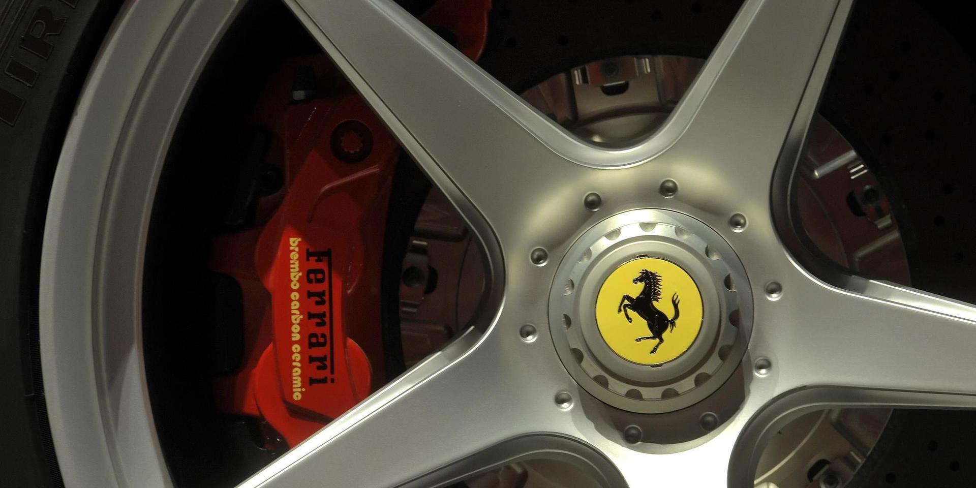 Ferraris klassiska logotyp. Arkivbild.