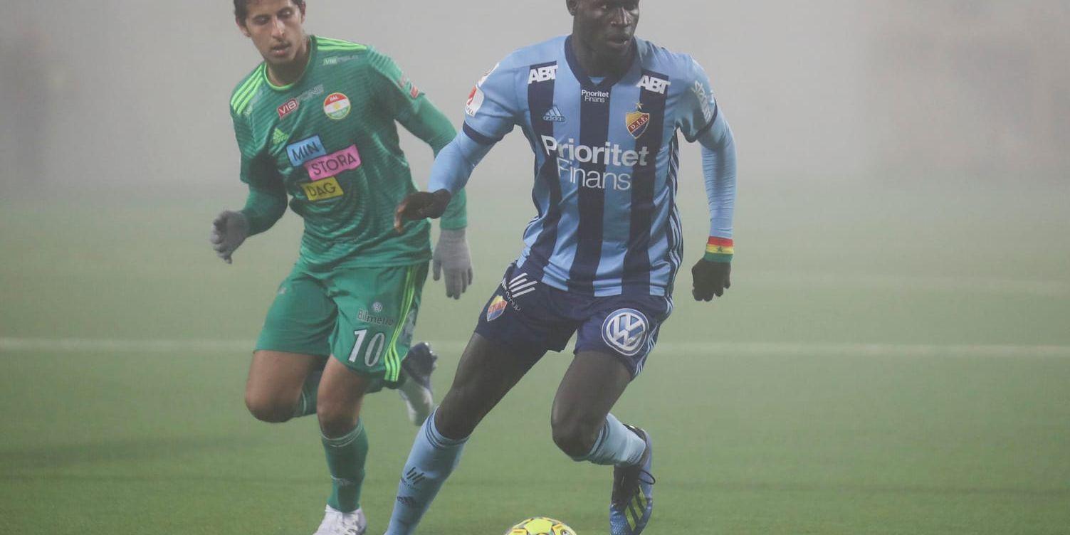 Djurgårdens Aliou Badji gör 0–1, bakom är Dalkurds Ahmed Awad.
