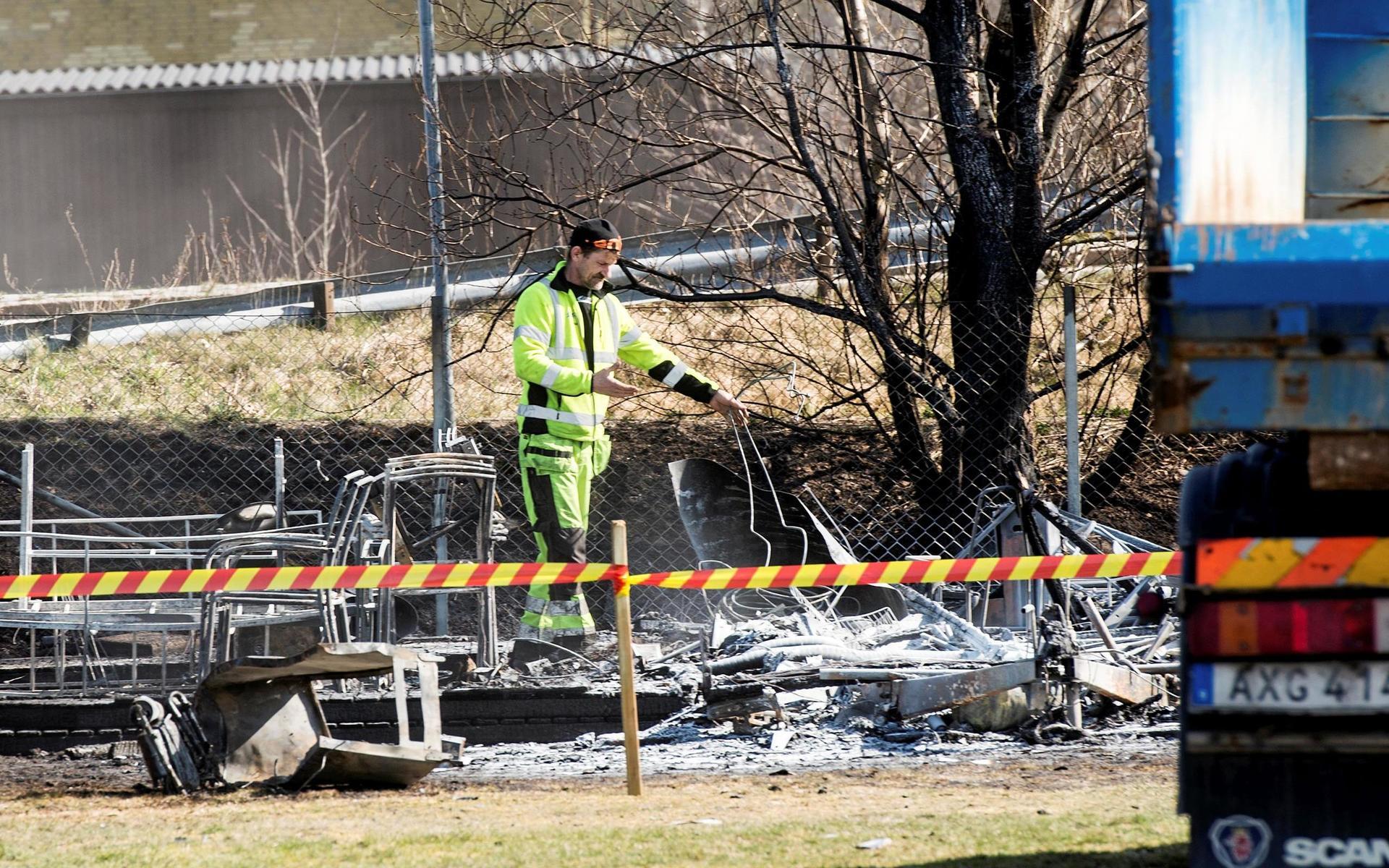 En saneringsfirma var på plats för att få bort resterna av husvagnen och uteplatsen efter branden.