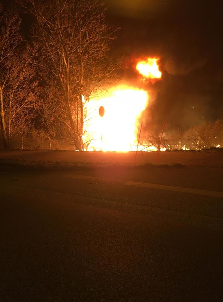 Bild från nattens brand där husvagnen förstördes.